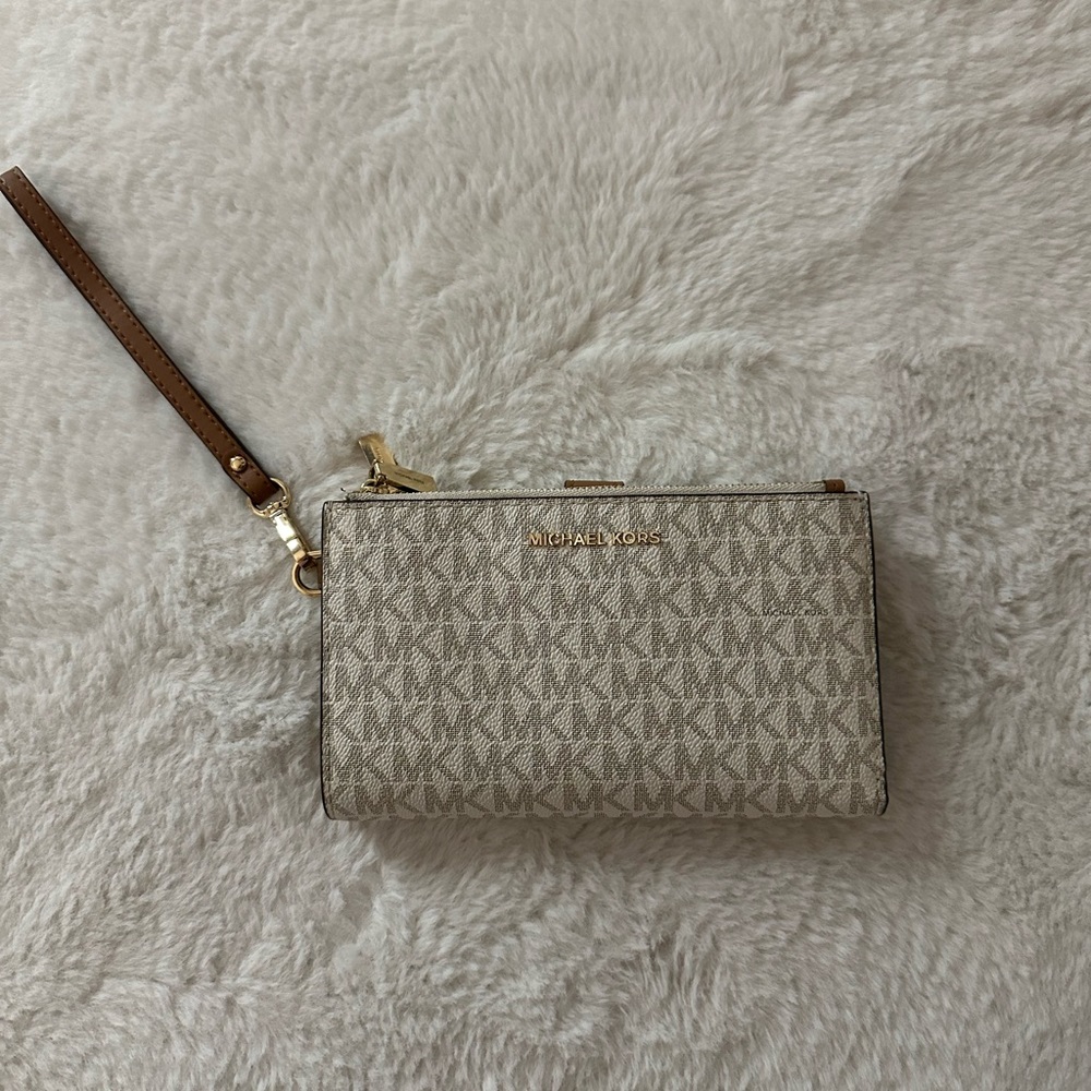 Like New Michael Kors Ladies Wristlets Vanilla/Cream